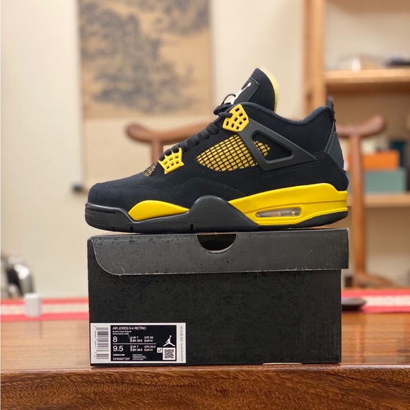 Air Jordan Retro 4 (Thunder). Women's Sneakers